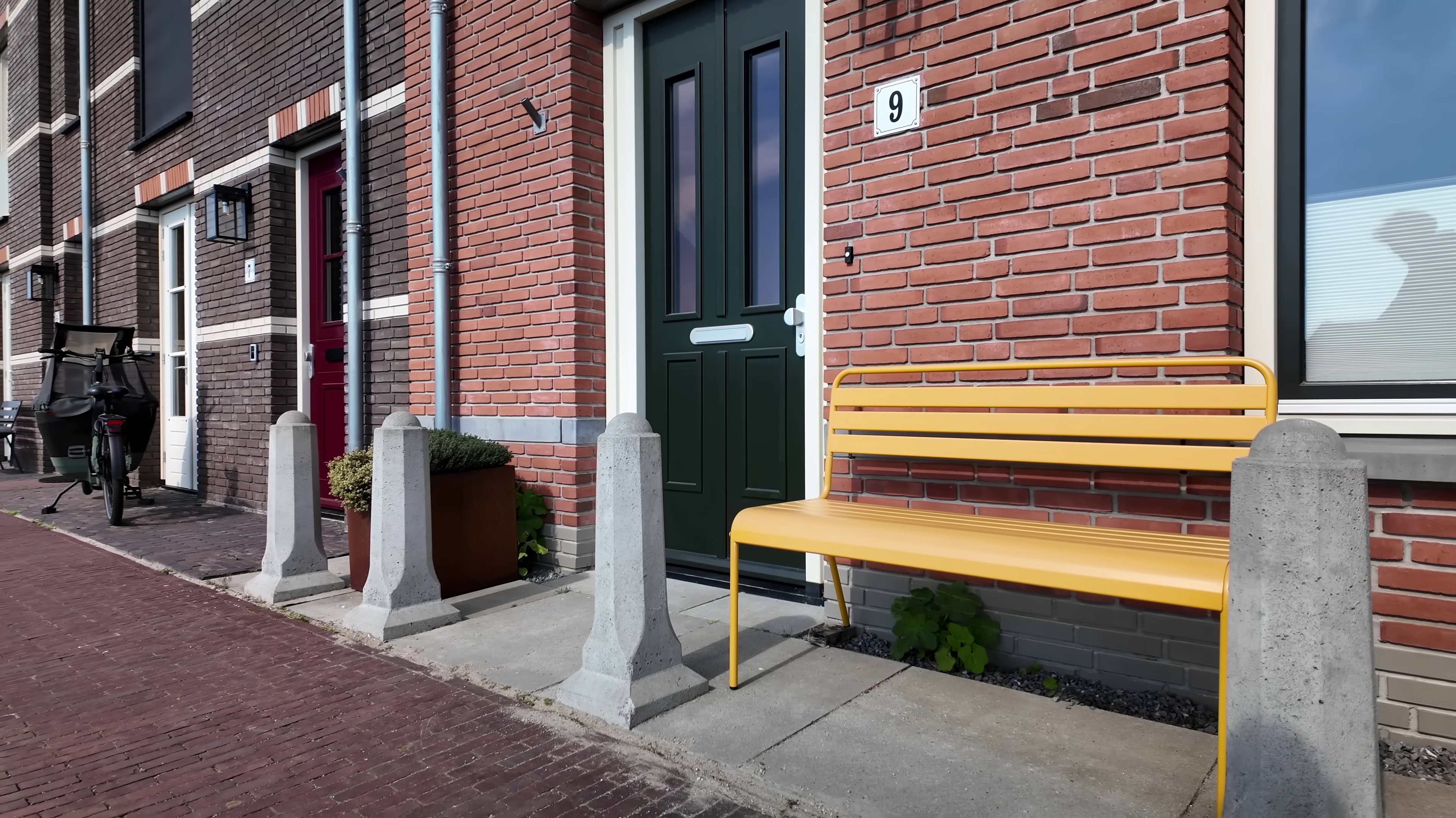 Stoop with yellow bench in Weespersluis